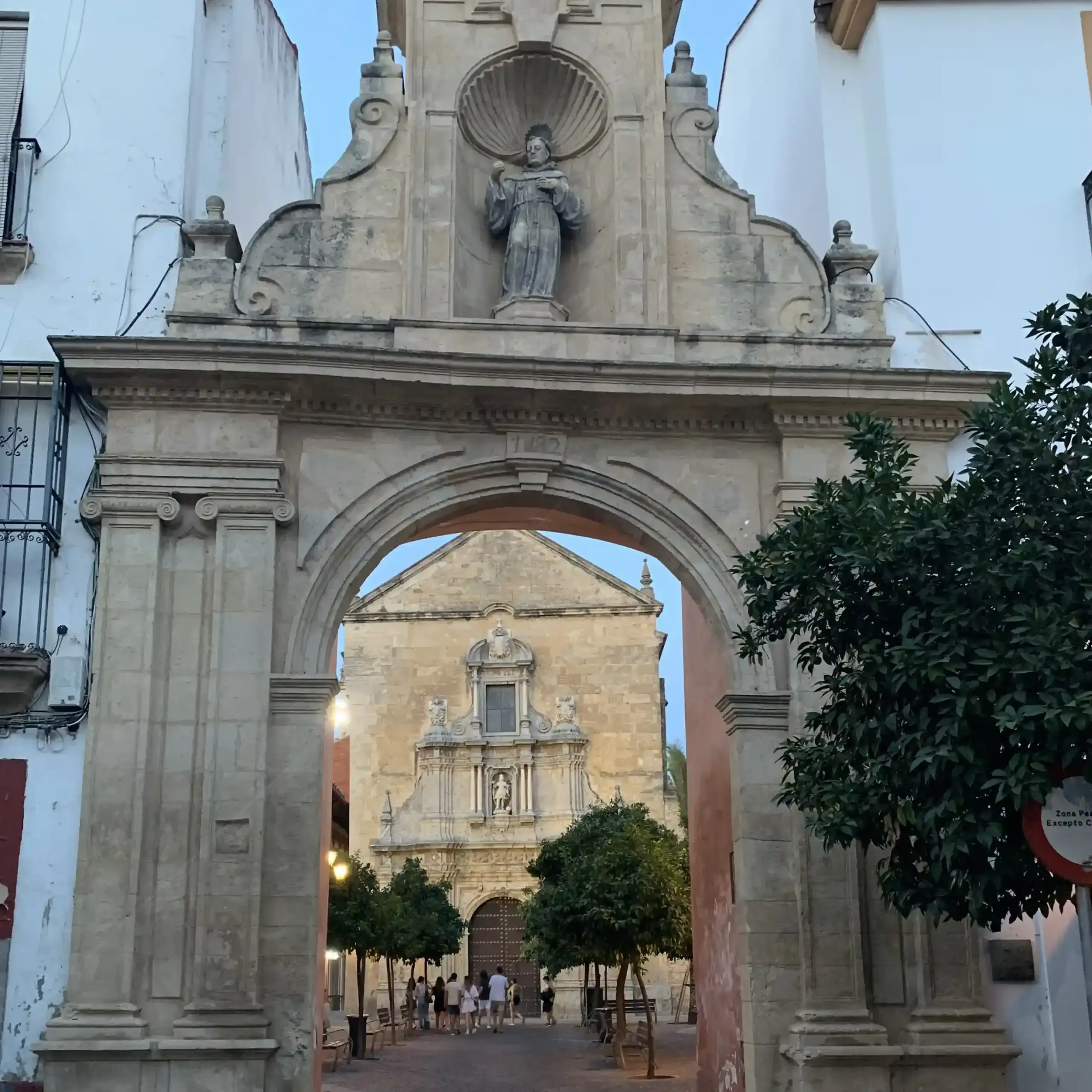 Arco monumentale di San Francisco con vista sulla chiesa fernandina nel centro storico di Córdoba