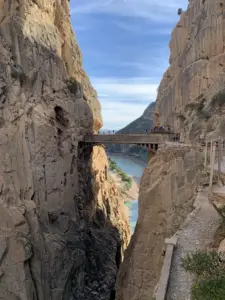 Passerella del Caminito del Rey sospesa tra le pareti del Desfiladero de los Gaitanes. Uno dei più bei posti della Costa del Sol.