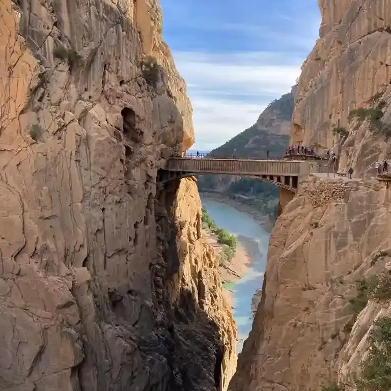 Passerella del Caminito del Rey sospesa tra le pareti del Desfiladero de los Gaitanes