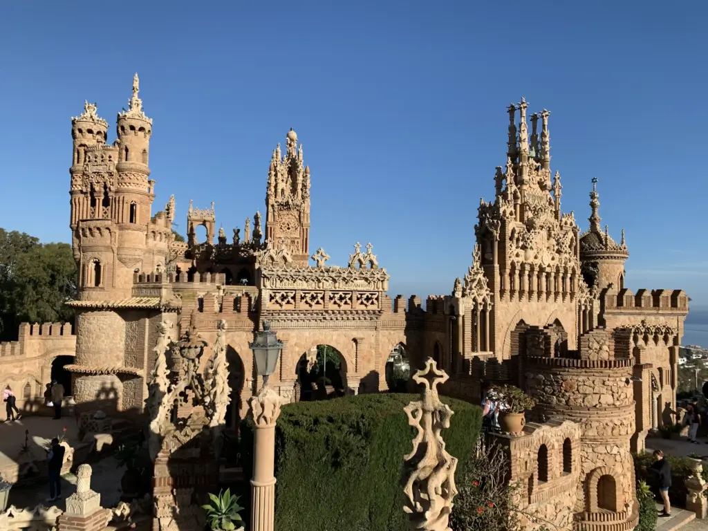 Castillo de Colomares a Benalmádena con torri e decorazioni in stile gotico e mudéjar