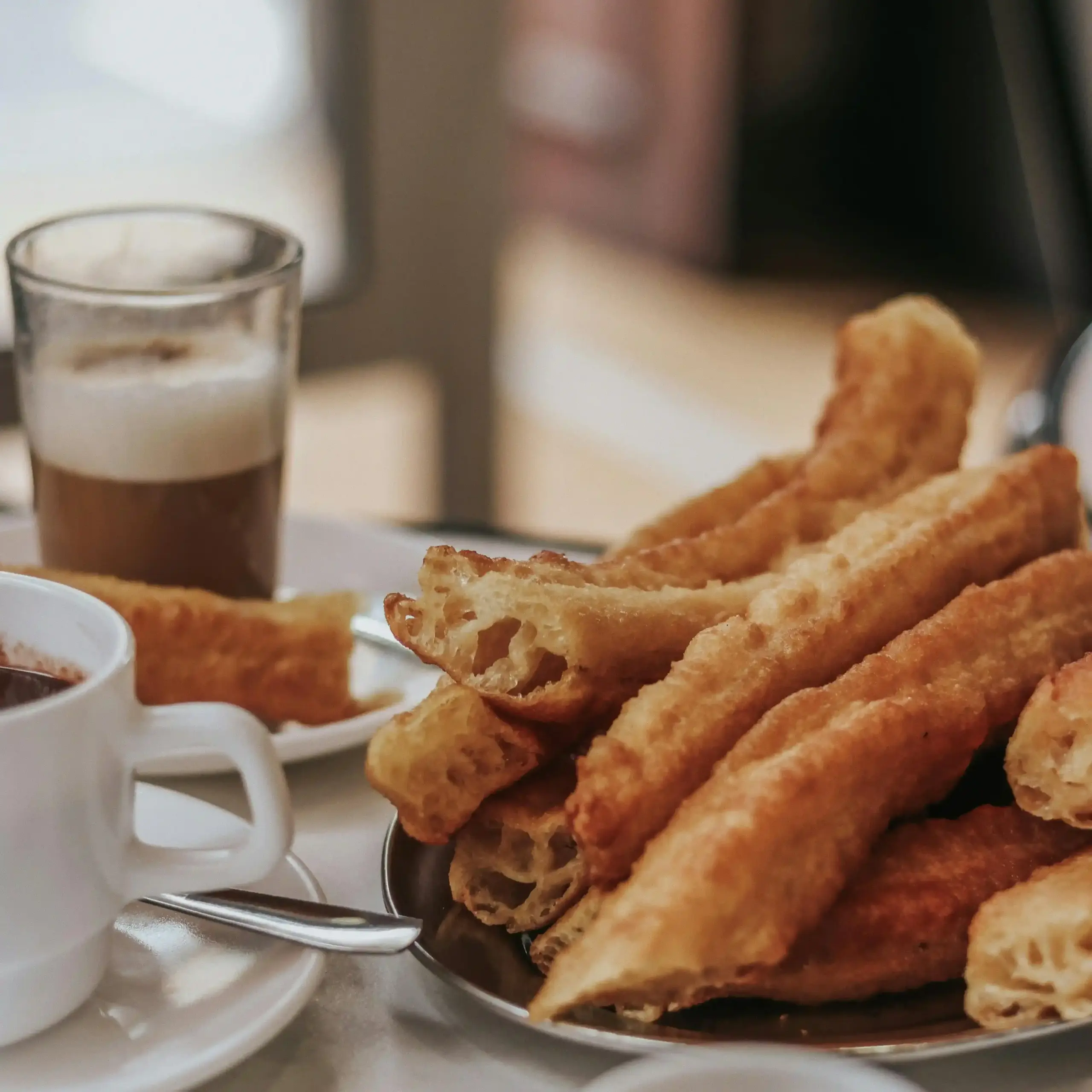 churros fritti con cioccolata e caffè colazione tipica andalusia