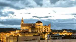 Puente Romano e Mezquita di Córdoba illuminati al tramonto