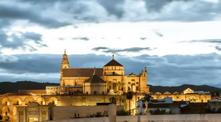 Puente Romano e Mezquita di Córdoba illuminati al tramonto