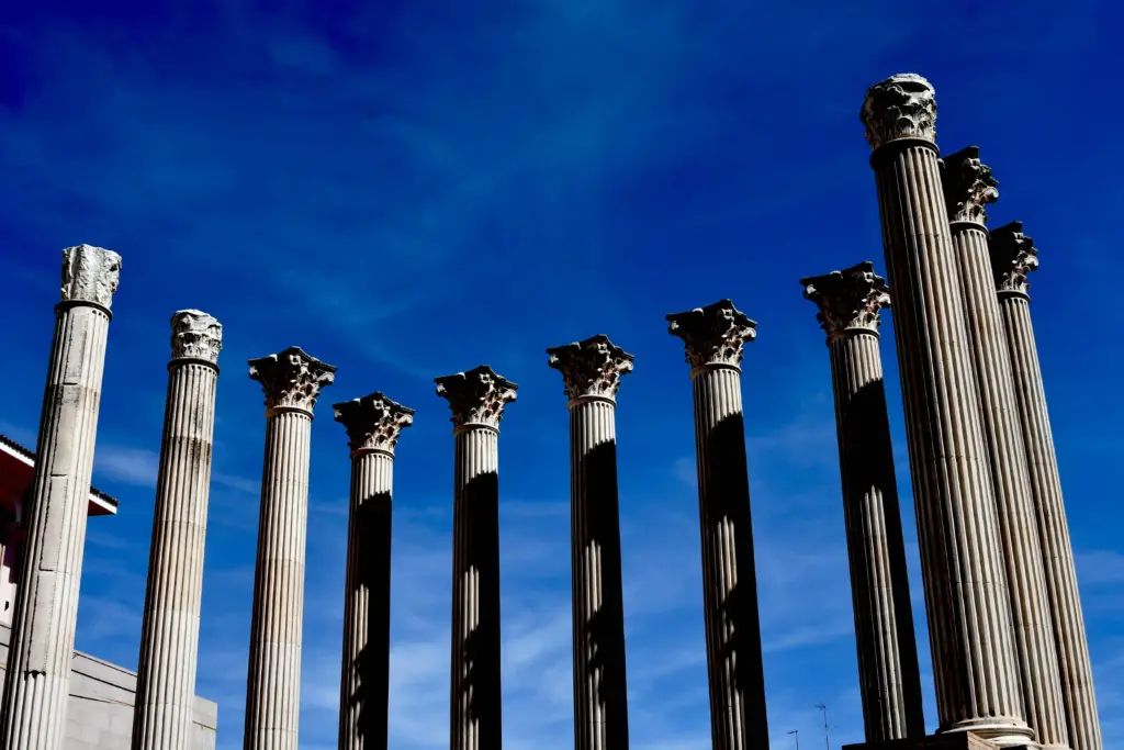 Colonne del Tempio Romano di Córdoba illuminate dal sole sotto un cielo blu intenso