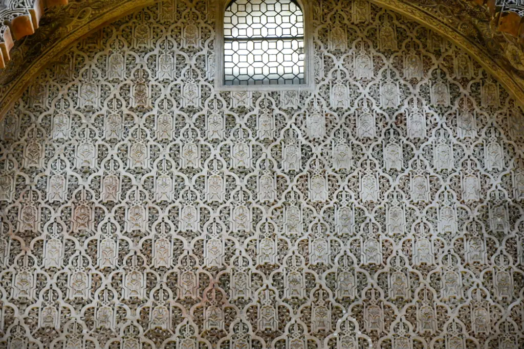 Decorazioni in stucco mudéjar sulle pareti della Sinagoga di Córdoba