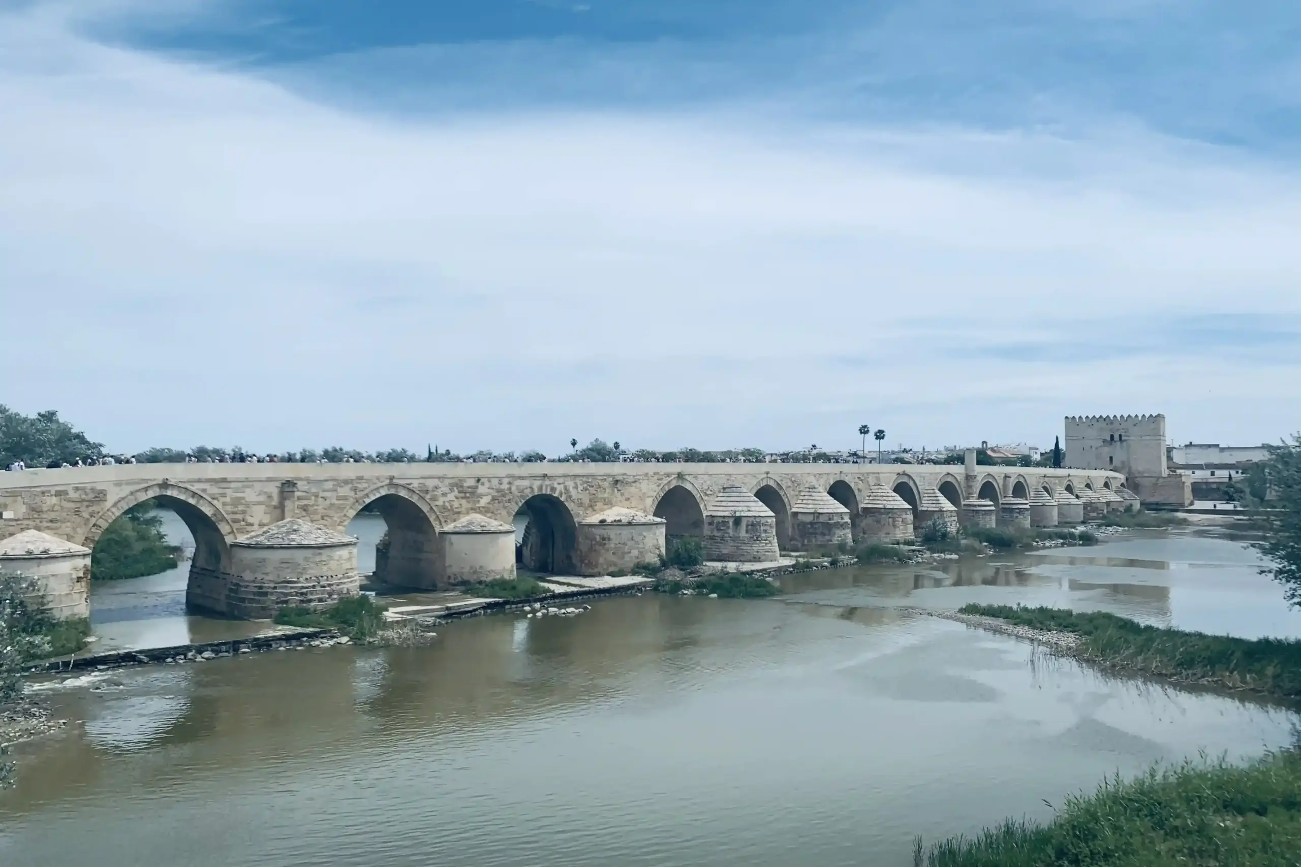 Vista panoramica del Puente Romano di Córdoba sul fiume Guadalquivir con la Torre de la Calahorra sullo sfondo