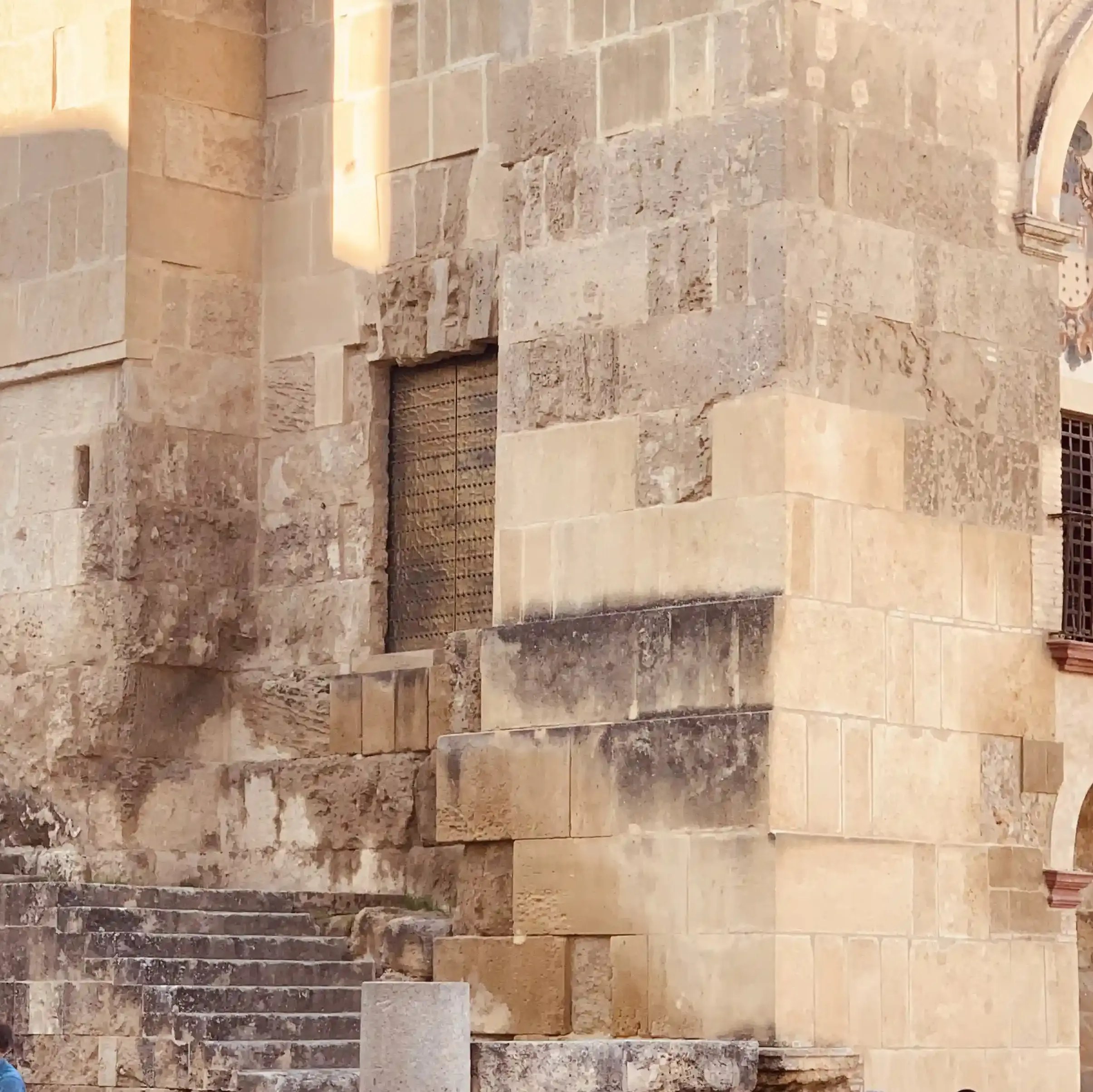La storica Porta del Sābāt della Mezquita-Catedral di Córdoba, nascosta lungo le mura esterne del complesso monumentale.