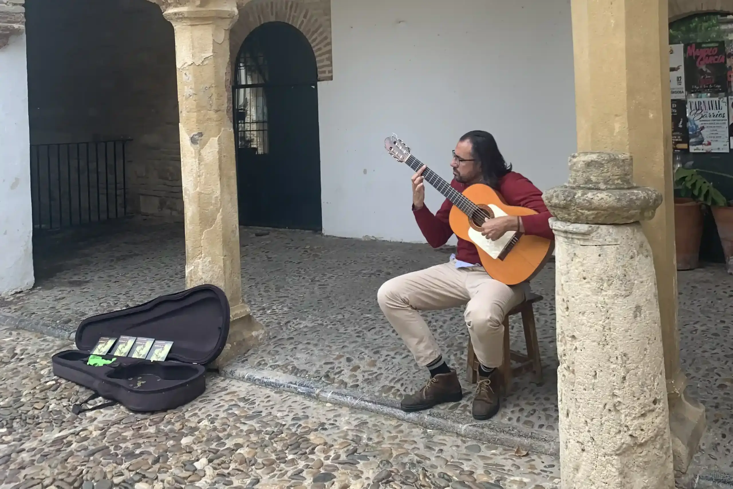 Musicista che suona la chitarra nel Zoco Municipale dell’Artigianato di Córdoba