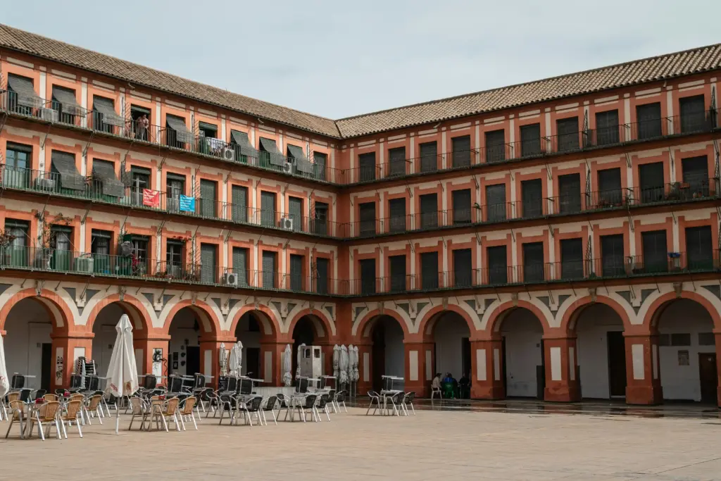 Vista panoramica di Plaza de la Corredera a Córdoba con portici e facciate rosse