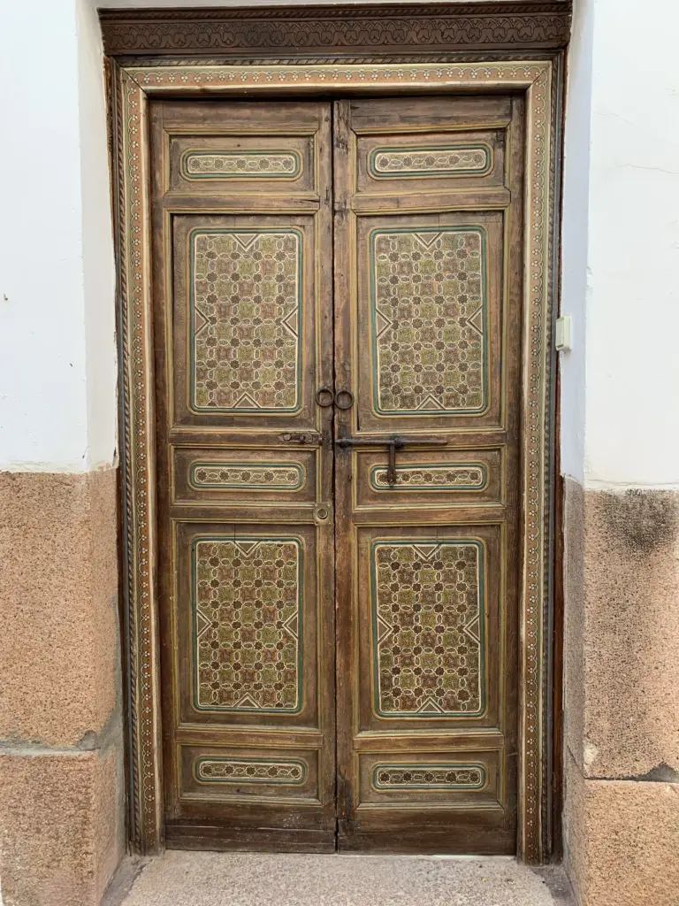 Antica porta in legno decorato con motivi geometrici nel centro storico di Córdoba