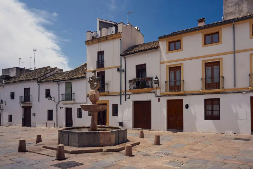 Plaza del Potro, piccola piazza storica con fontana in pietra e case bianche nel centro storico di Córdoba