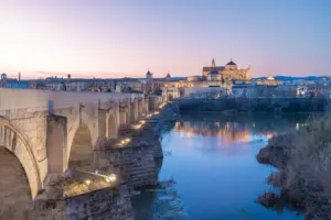 Puente Romano e Mezquita di Córdoba illuminati al tramonto