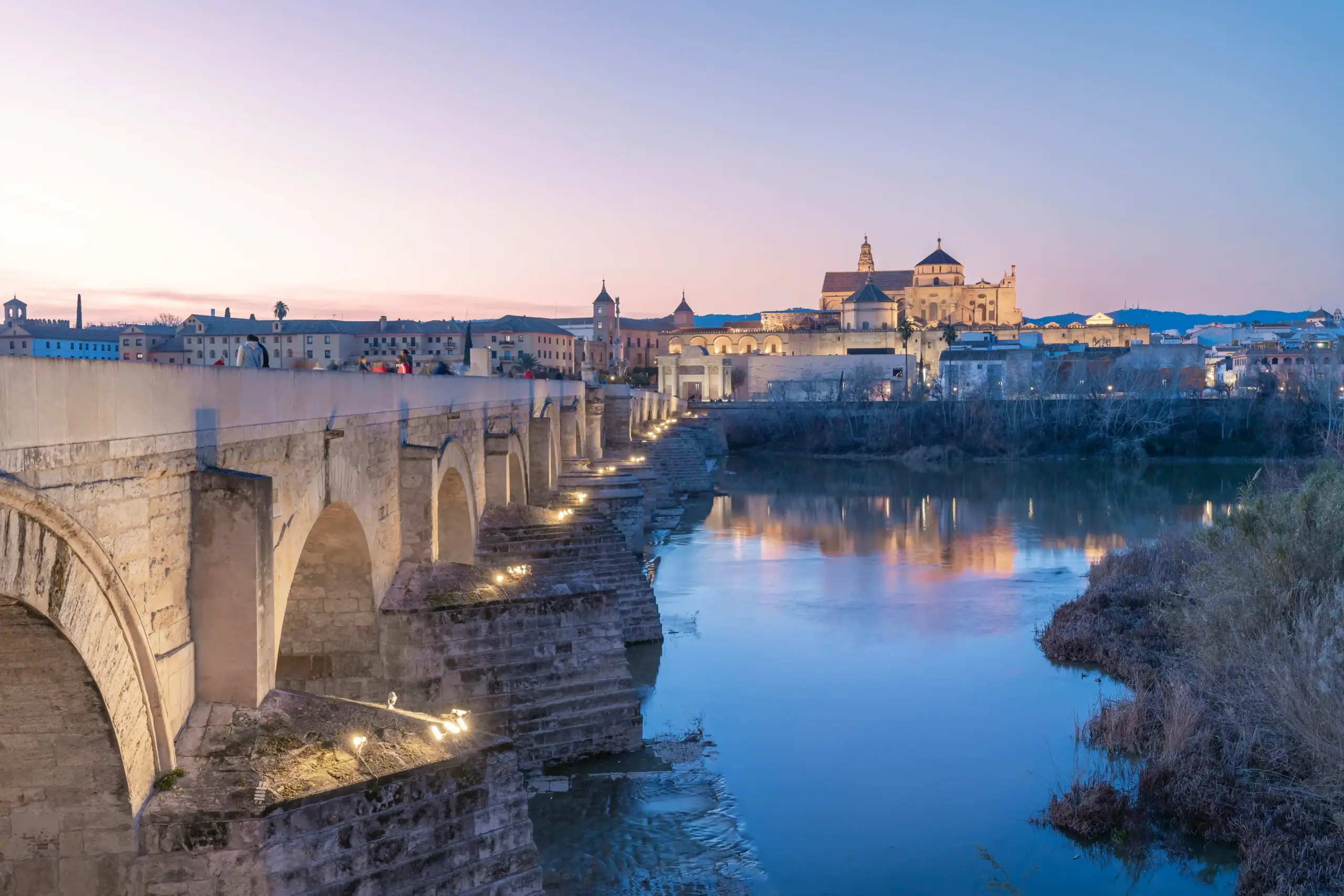 Puente Romano e Mezquita di Córdoba illuminati al tramonto