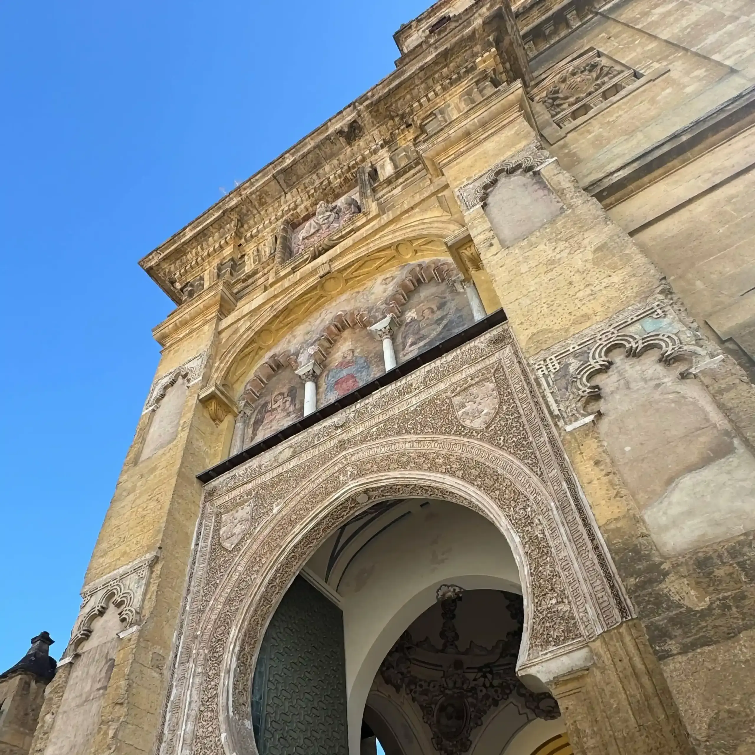 Puerta del Perdón della Mezquita-Catedral di Córdoba con decorazioni mudéjar e rinascimentali