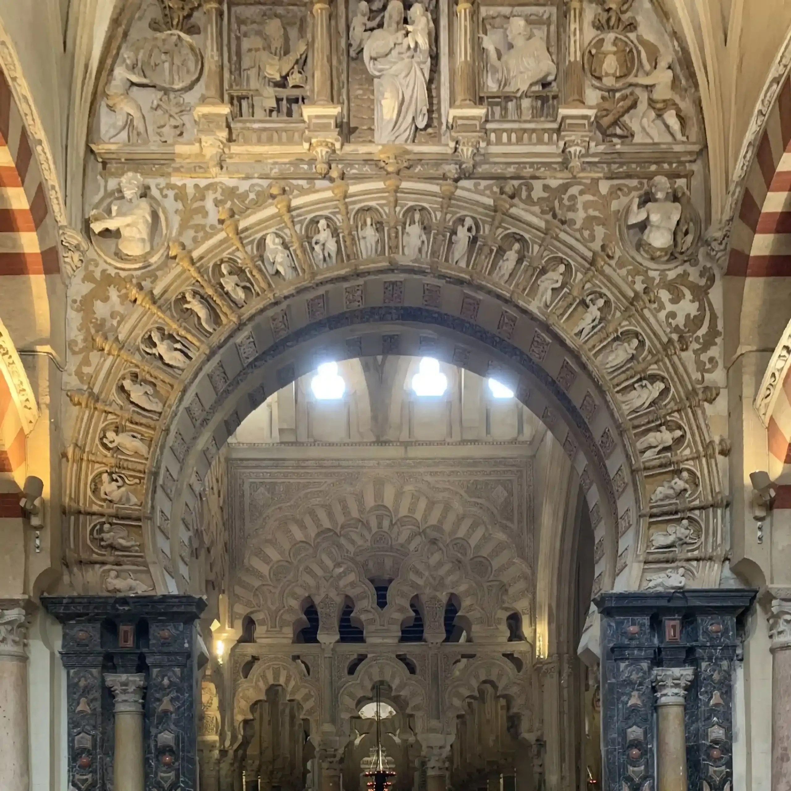 La navata cristiana della Mezquita con gli archi islamici sullo sfondo