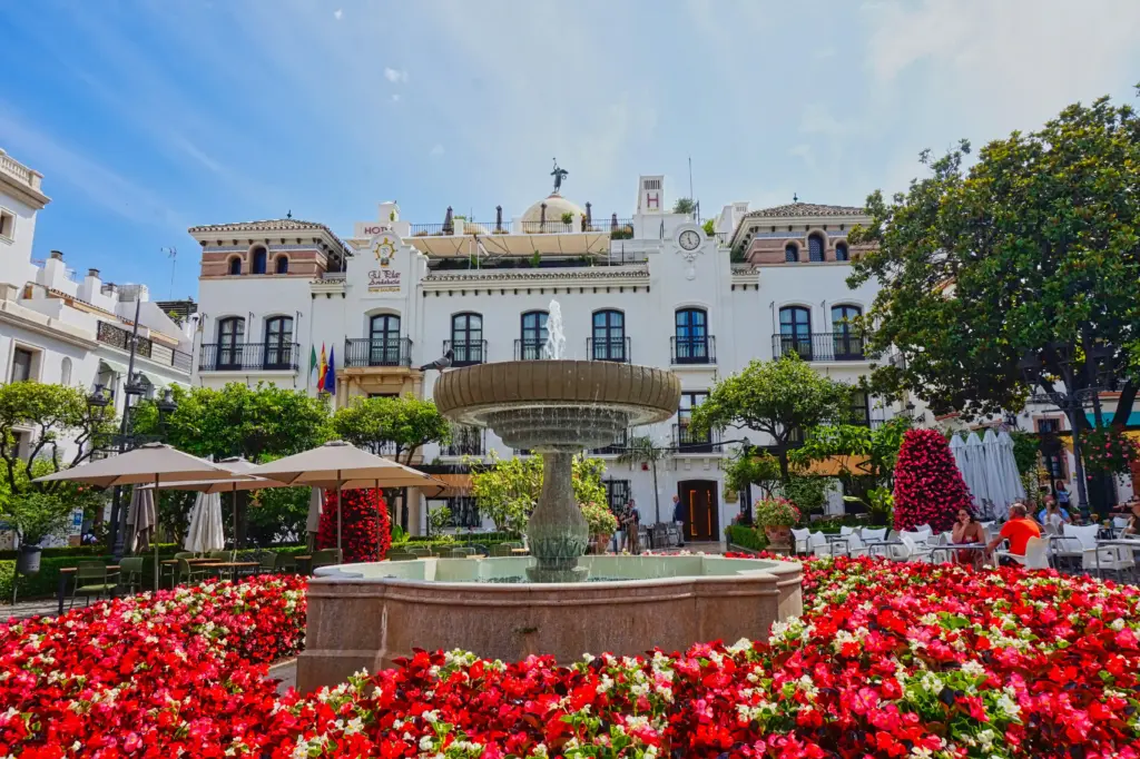 Fontana e aiuole fiorite nel centro storico di Estepona sulla Costa del Sol