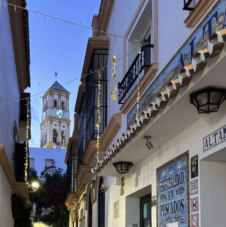 Vicolo del centro storico di Marbella con campanile della Iglesia de la Encarnación sullo sfondo. Uno dei borghi più belli e glamour della Costa del Sol e di tutta l'Andalusia.