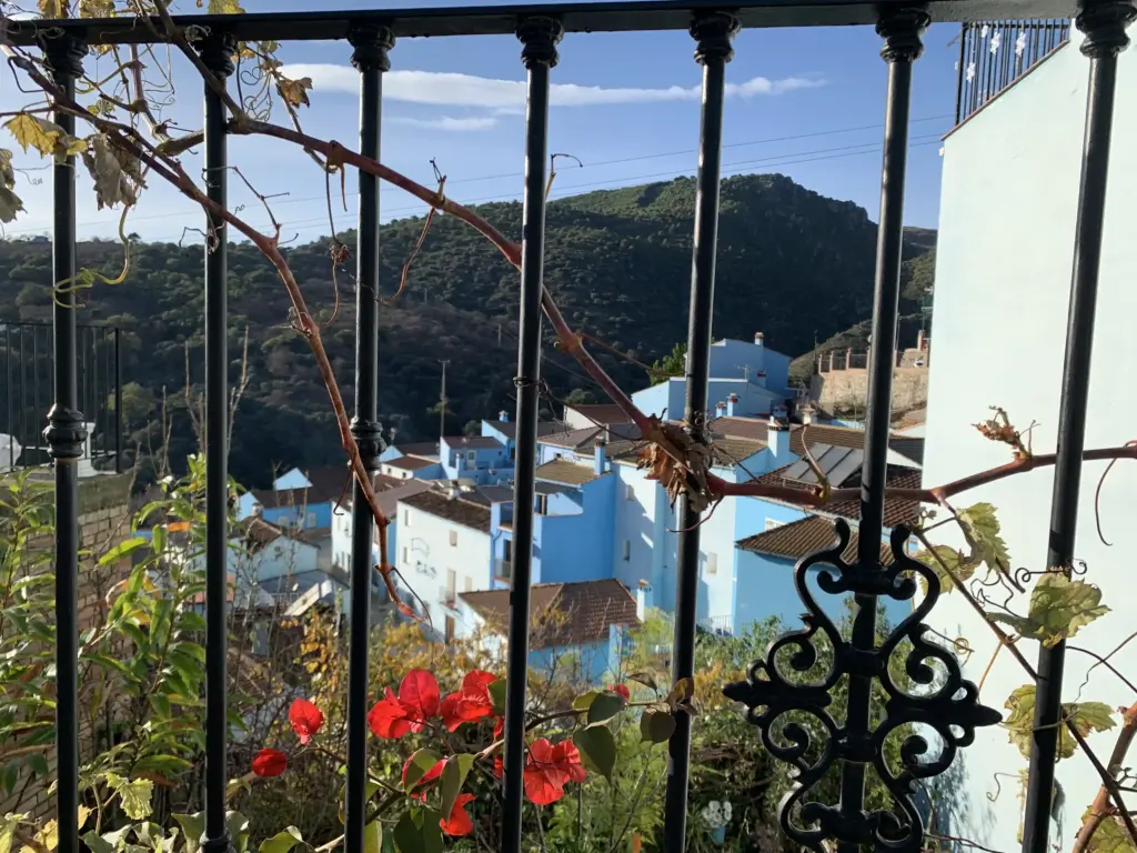 Panorama di Júzcar con case blu e montagne della Serranía de Ronda sullo sfondo
