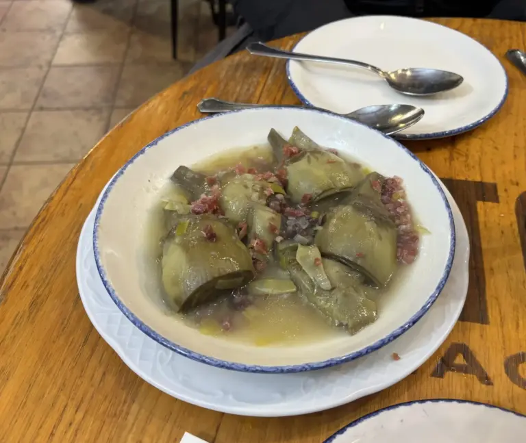 carciofi alla spagnola con jamon in salsa serviti in ristorante tipico