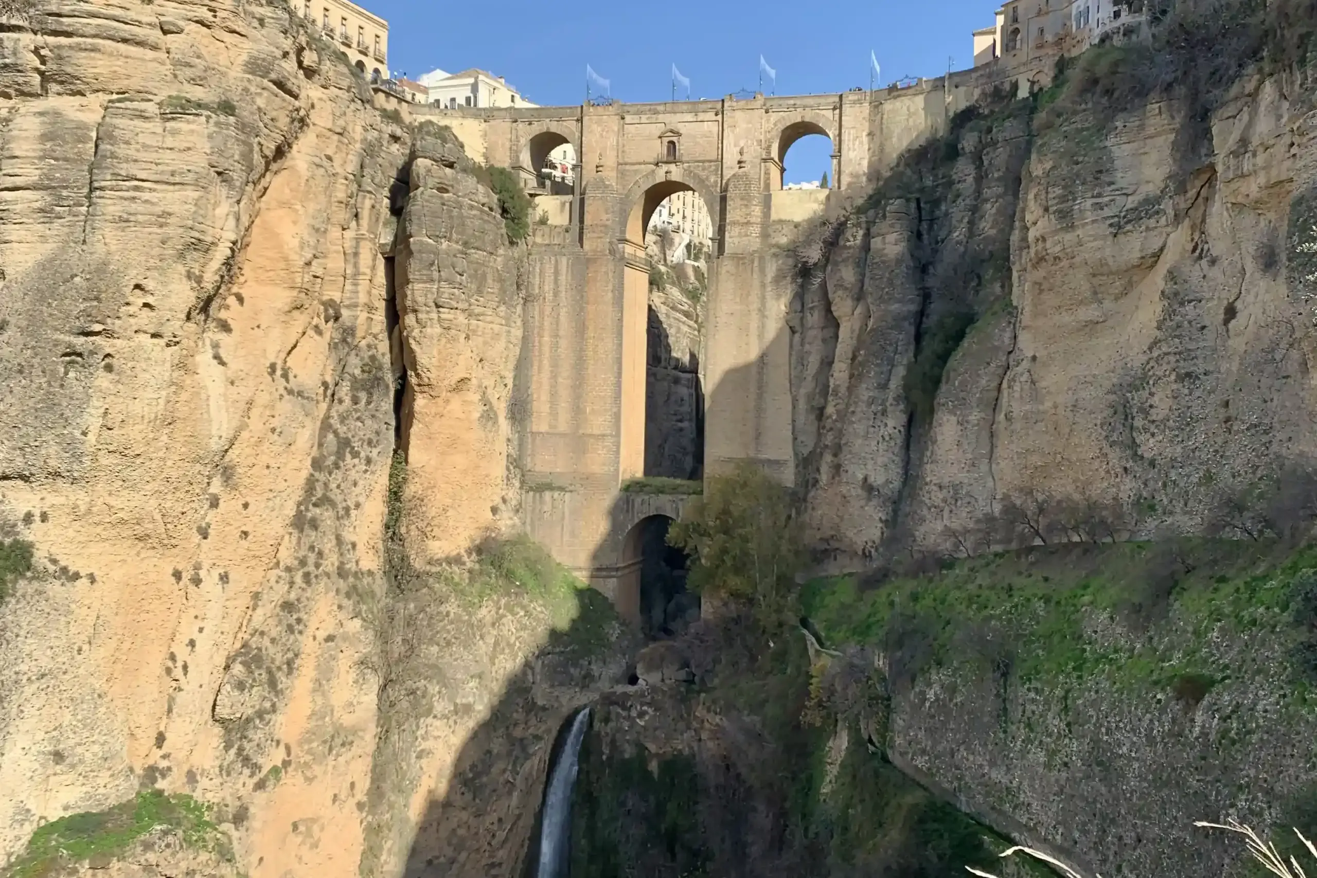 Puente Nuevo di Ronda sopra il canyon del Tajo con cascata e pareti rocciose
