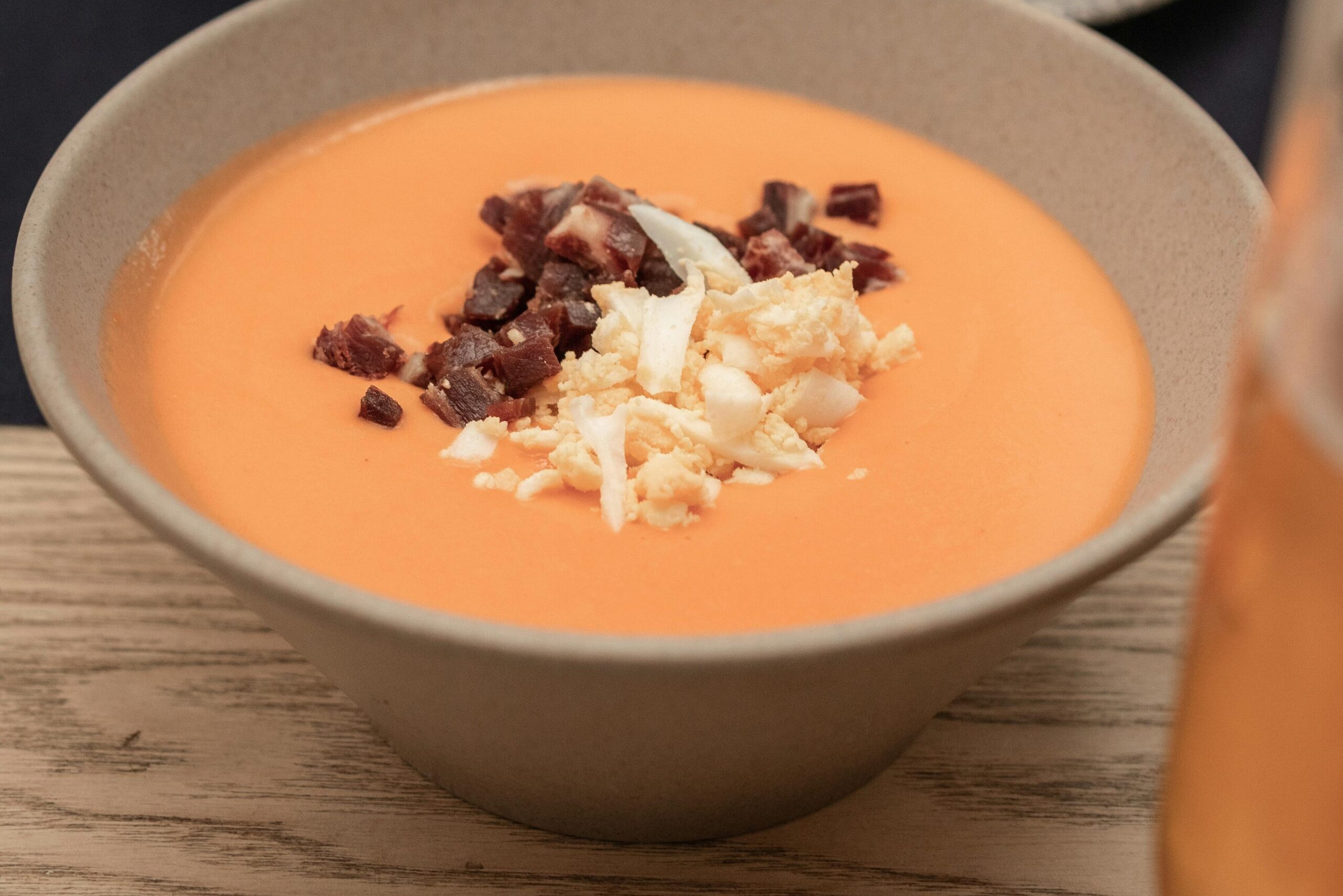 Cosa mangiare in Andalusia: Salmorejo cordobés tradizionale servito come zuppa fredda andalusa