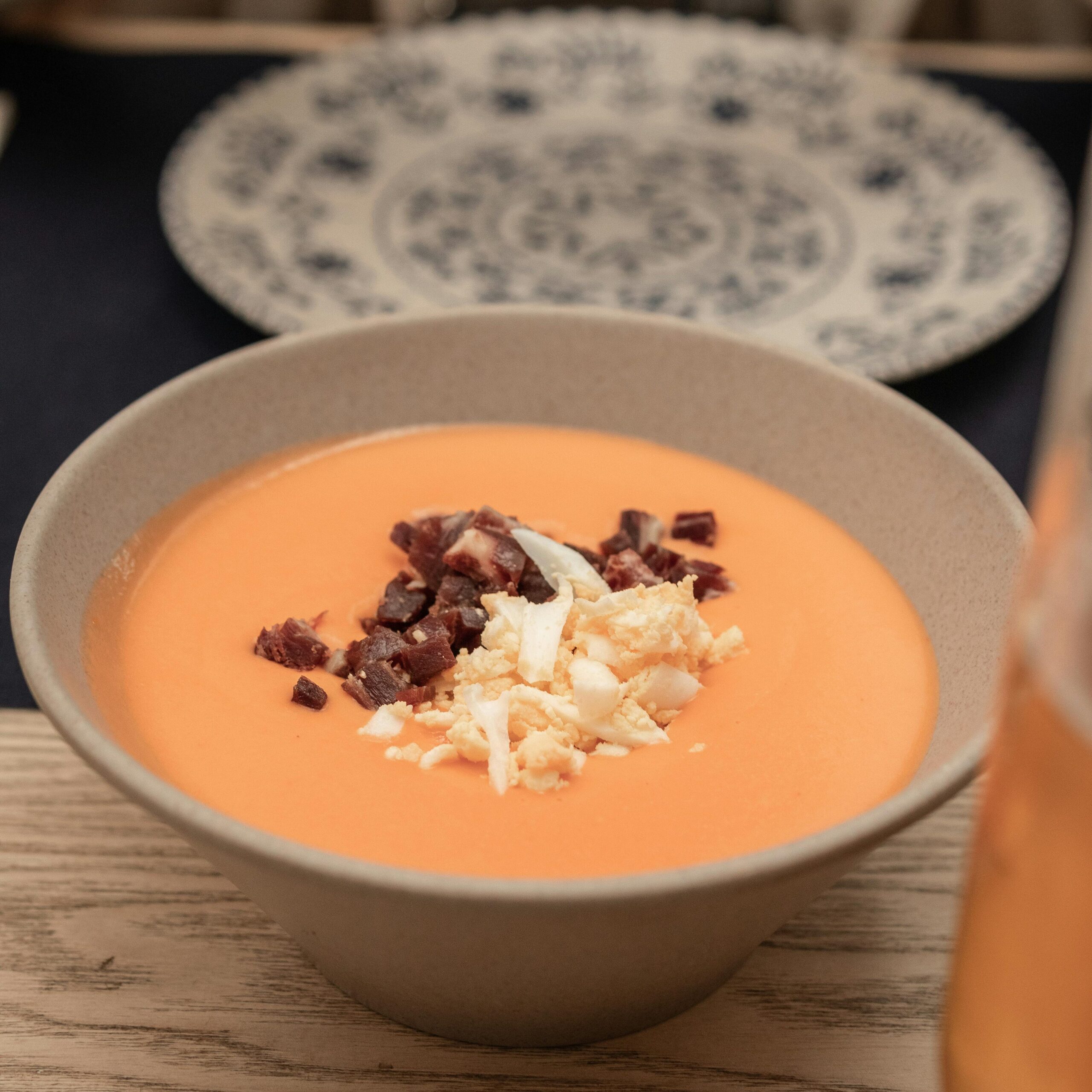 Cosa mangiare in Andalusia: Salmorejo cordobés tradizionale servito come zuppa fredda andalusa