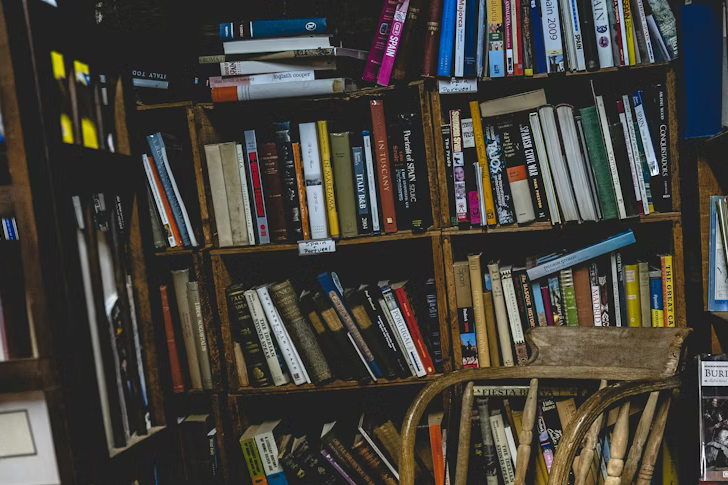 Scaffali di libri usati a Nerja