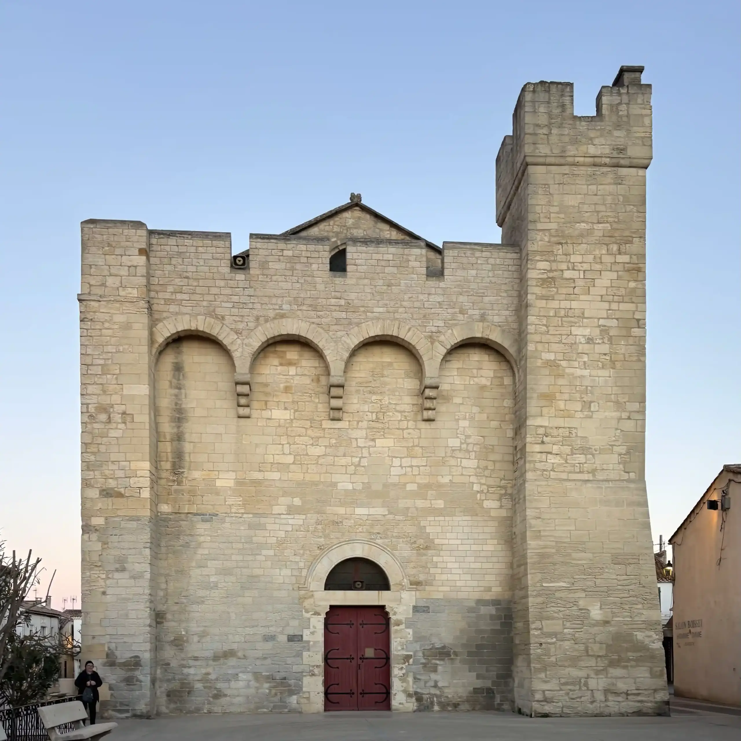 chiesa fortificata di saintes maries de la mer in camargue