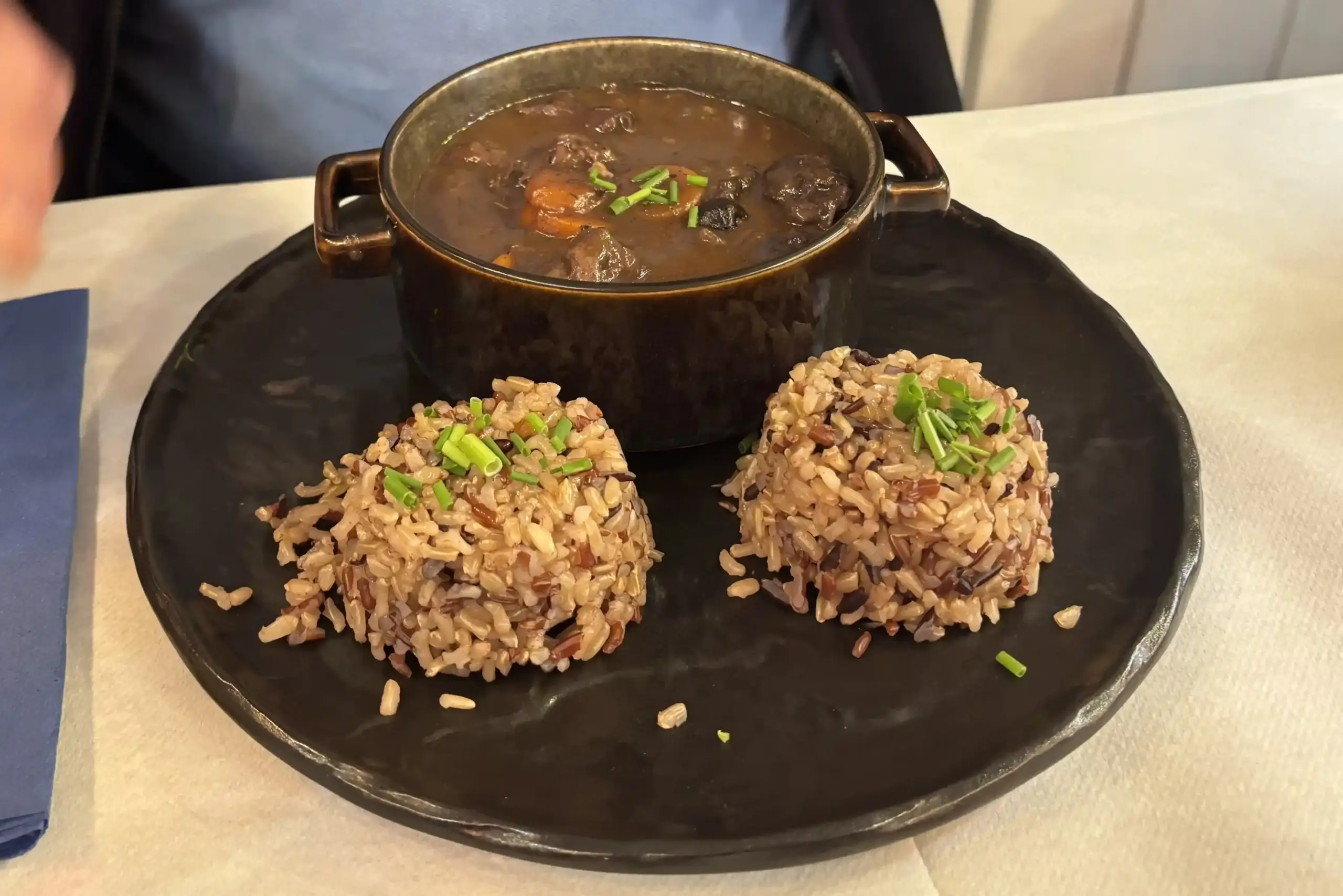 Piatto di gardianne de taureau servito con riso della Camargue da Rocco & Rico, un ristorante di Saintes-Maries-de-la-Mer