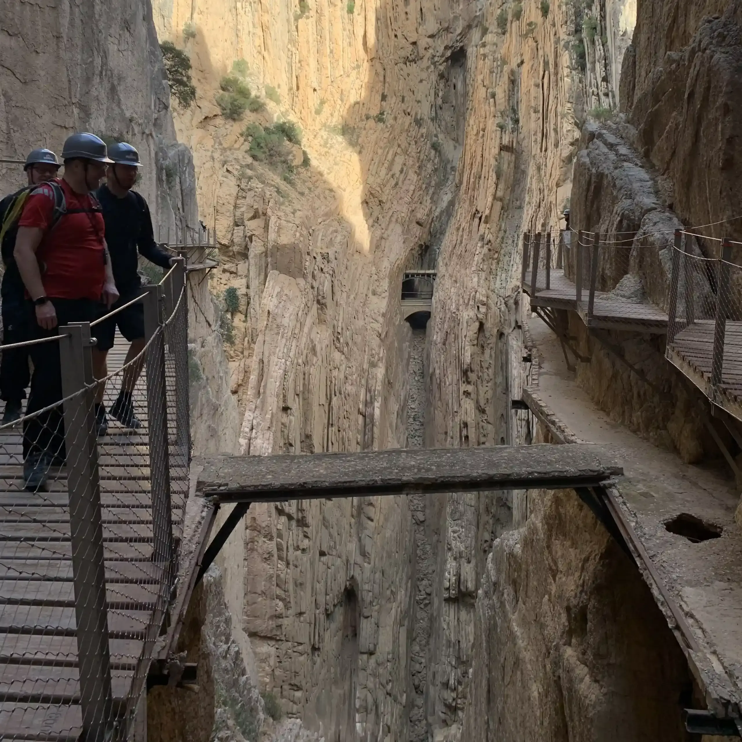 Passerella moderna e resti del vecchio Caminito del Rey sospesi tra le pareti del Desfiladero de los Gaitanes.
