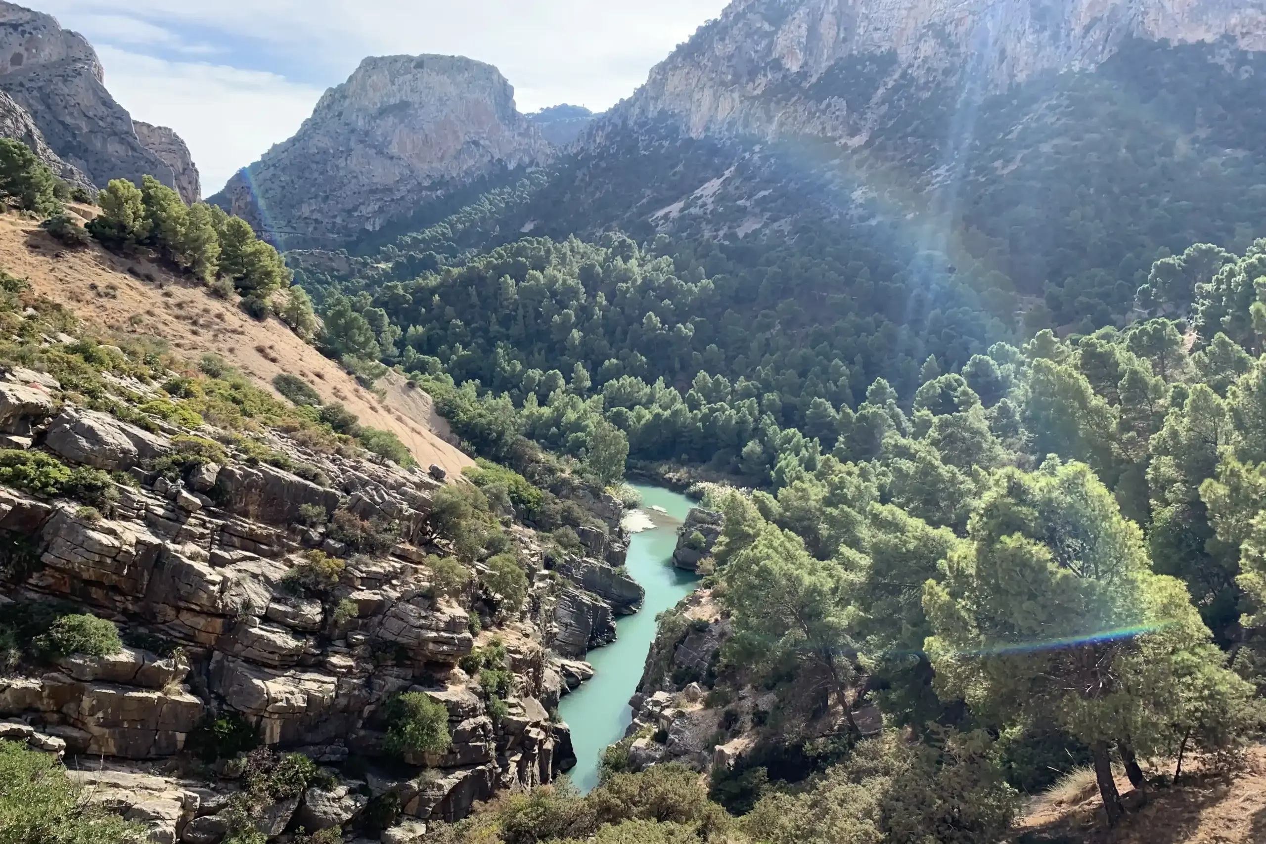 Panorama della Valle del Hoyo con il fiume Guadalhorce e le montagne del Paraje Natural del Desfiladero de los Gaitanes.