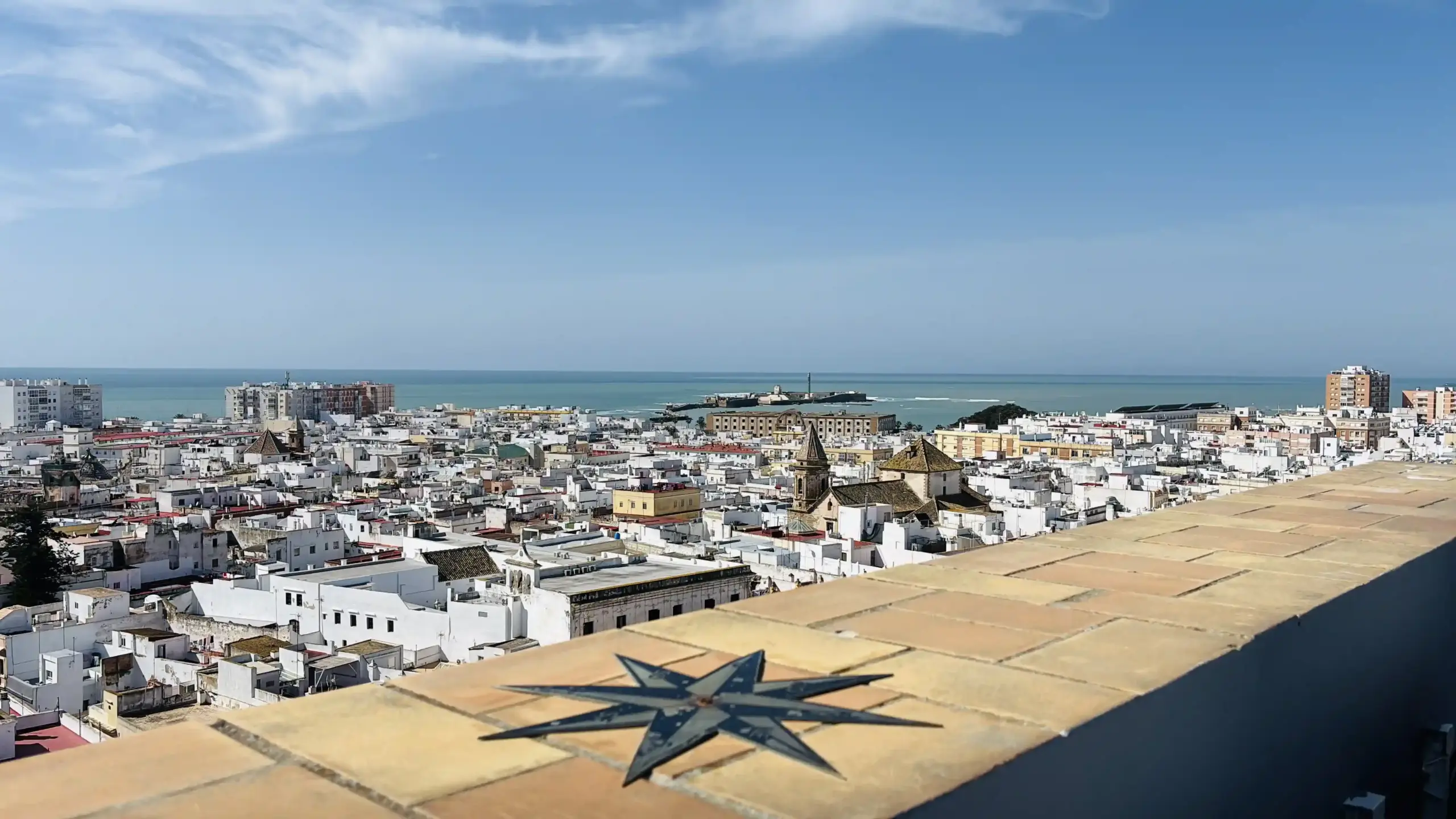 Panorama del centro storico di Cádiz con case bianche e Oceano Atlantico sullo sfondo dalla Torre di Tavira