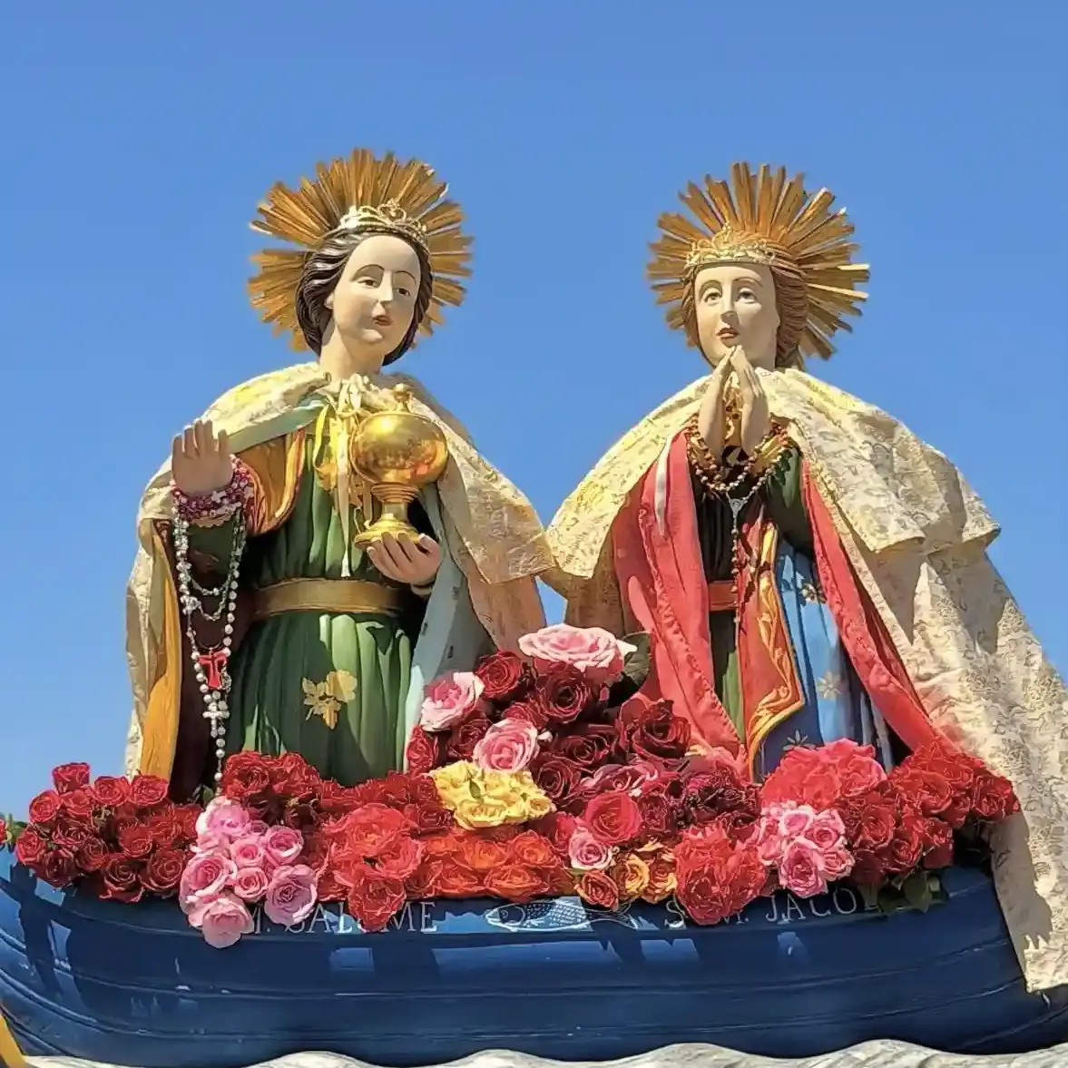 Statue delle due sante di Saintes-Maries-de-la-Mer decorate con fiori, simbolo religioso e tradizionale della Camargue