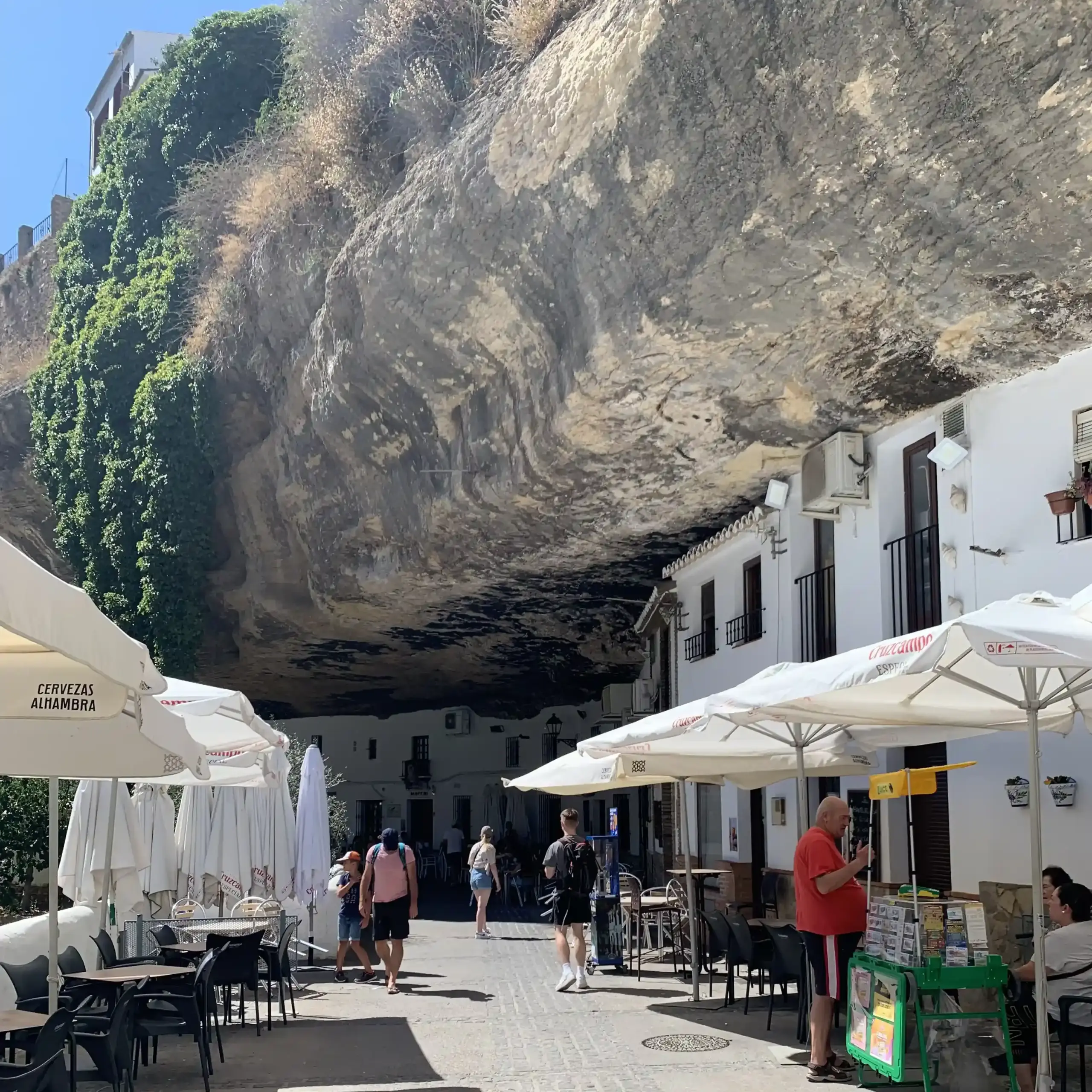 Calle Cuevas de la Sombra a Setenil de las Bodegas con case e ristoranti sotto una grande roccia