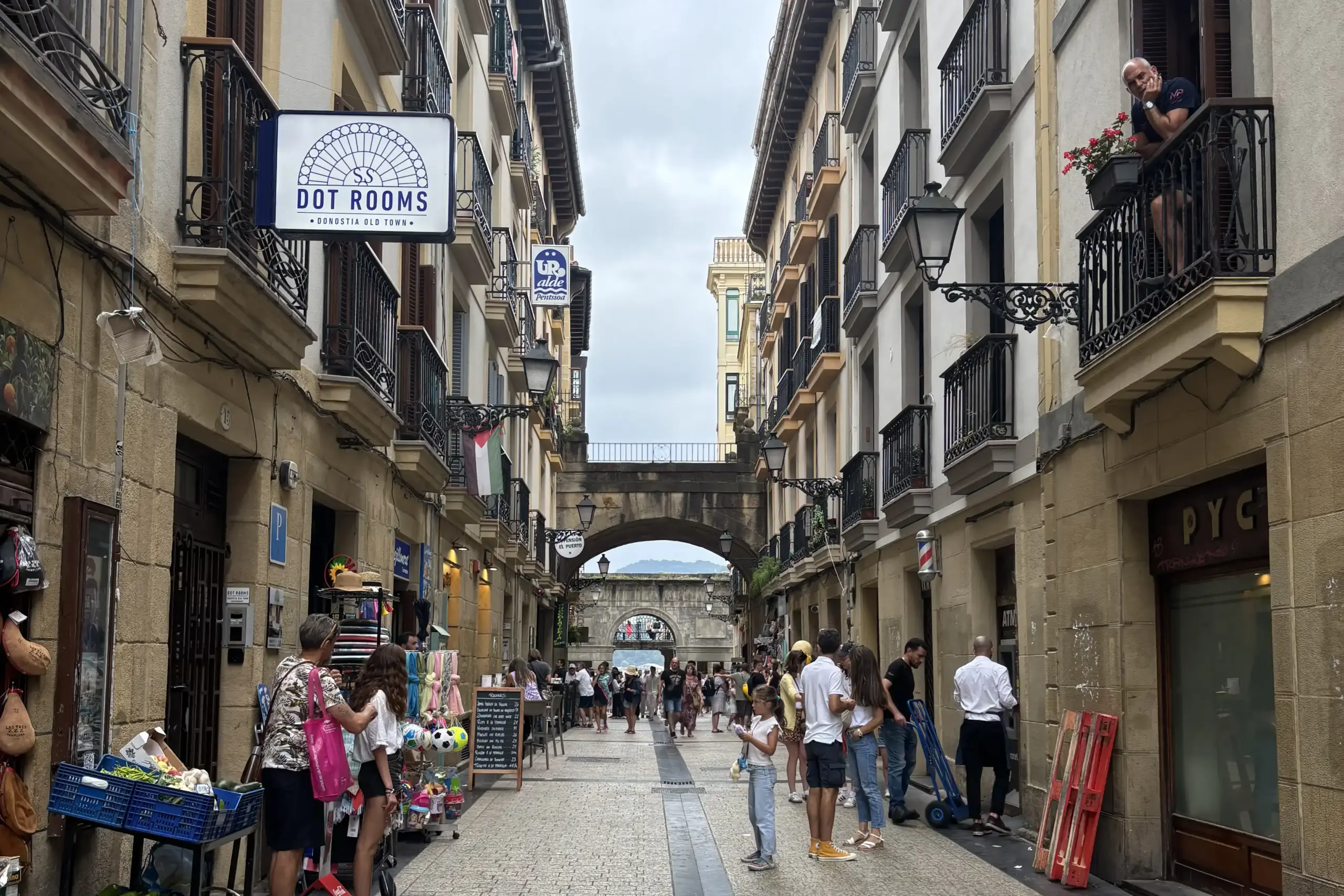Calle Puerto nella Parte Vieja di San Sebastián con l’arco di Calle Campanario sullo sfondo
