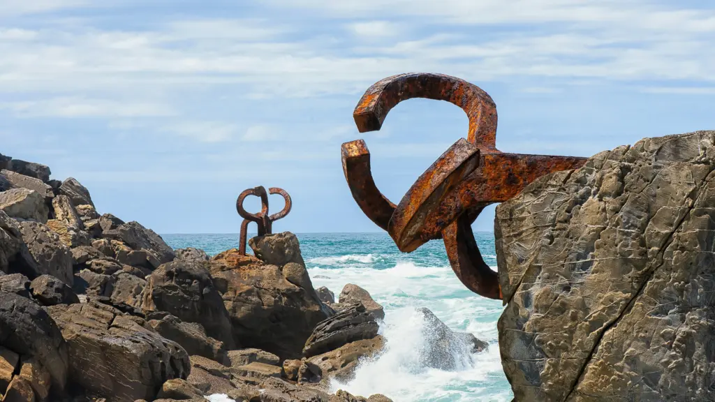Sculture in acciaio corten del Peine del Viento tra le rocce e le onde a San Sebastián