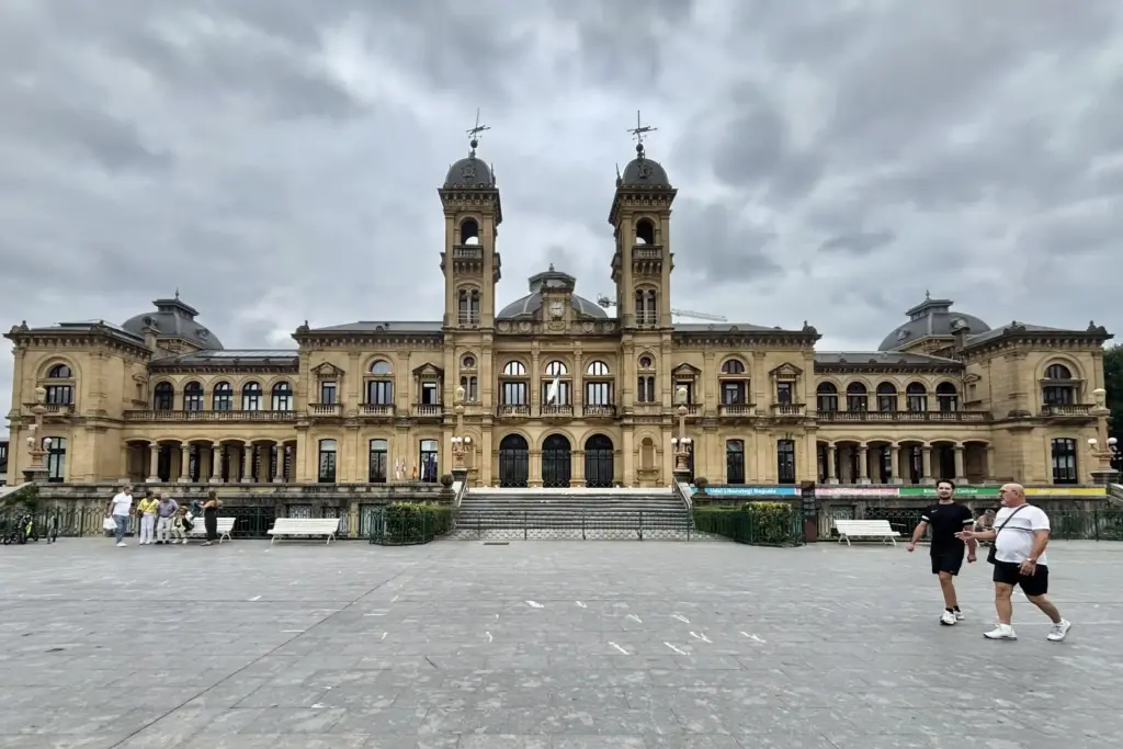 Ayuntamiento di San Sebastián affacciato sulla baia della Concha, antico edificio del Gran Casino
