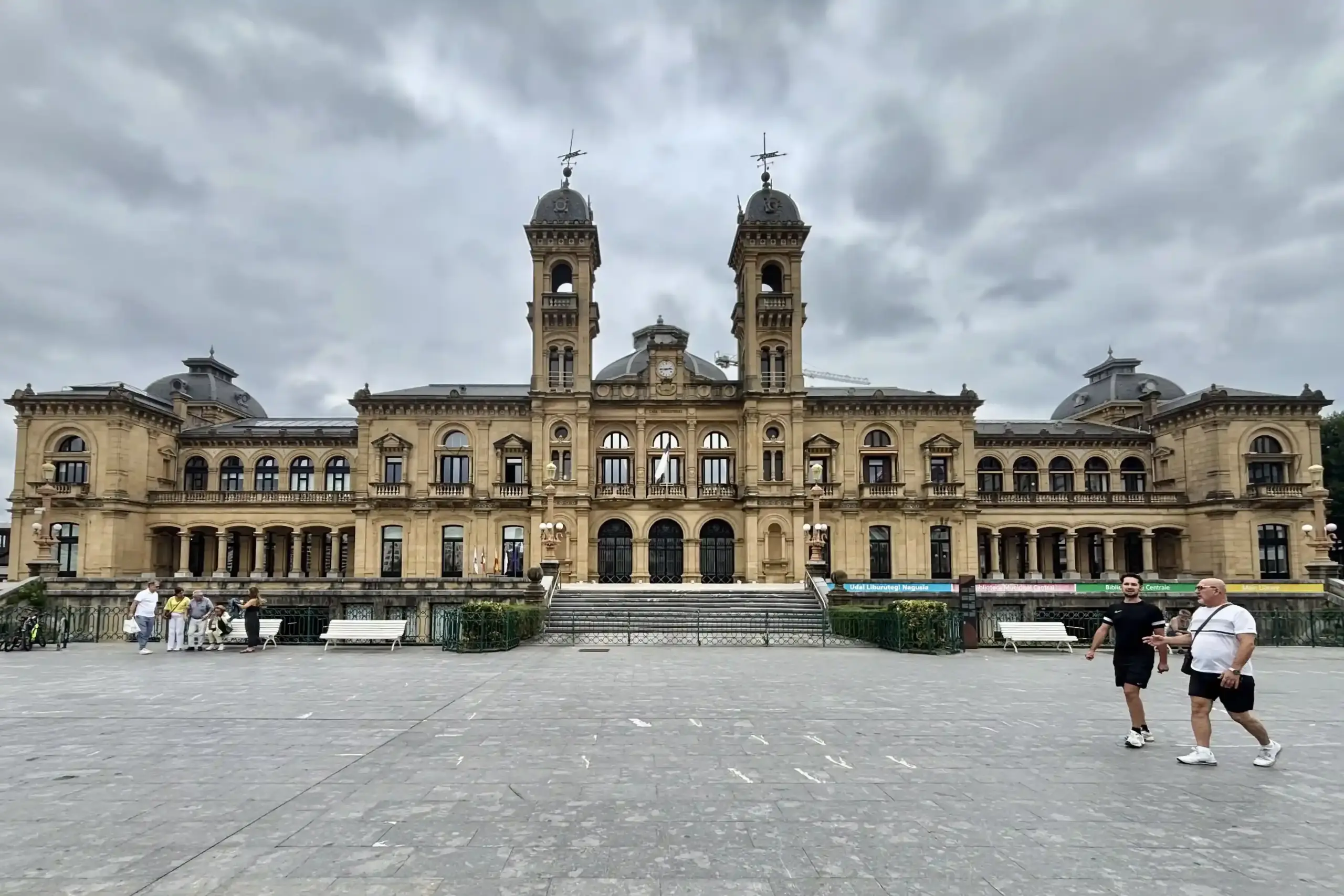 Ayuntamiento de San Sebastián, frente a la bahía de La Concha, antiguo edificio del Gran Casino.