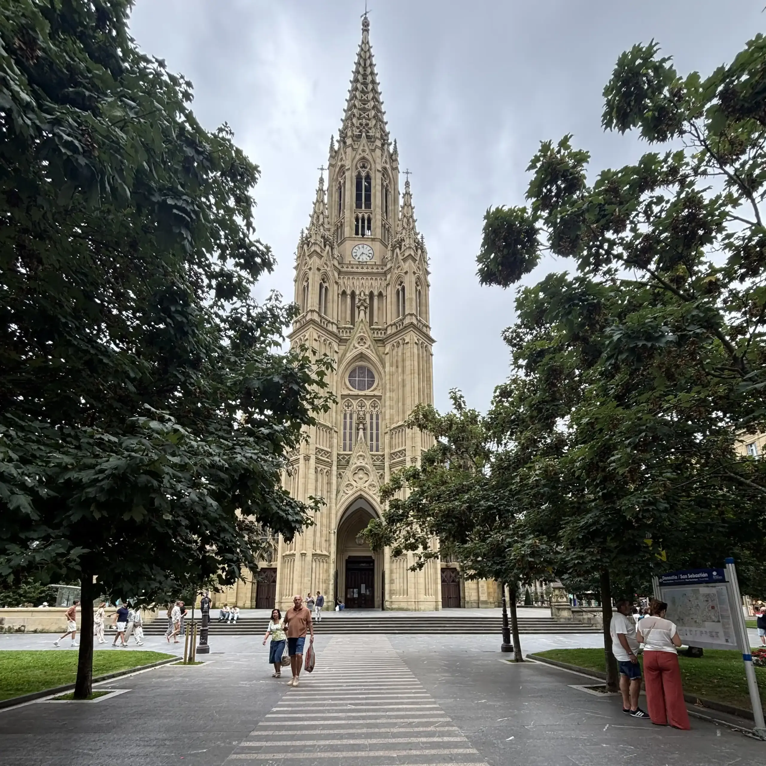 Facciata neogotica della Cattedrale del Buon Pastore di San Sebastián vista dai giardini antistanti