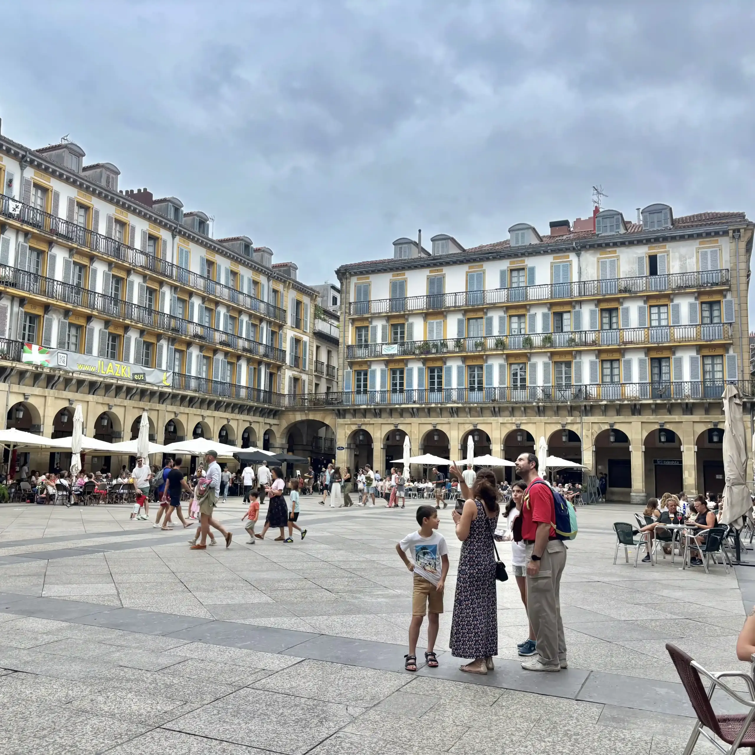 Plaza de la Constitución a San Sebastián con i portici e le facciate storiche della Parte Vieja