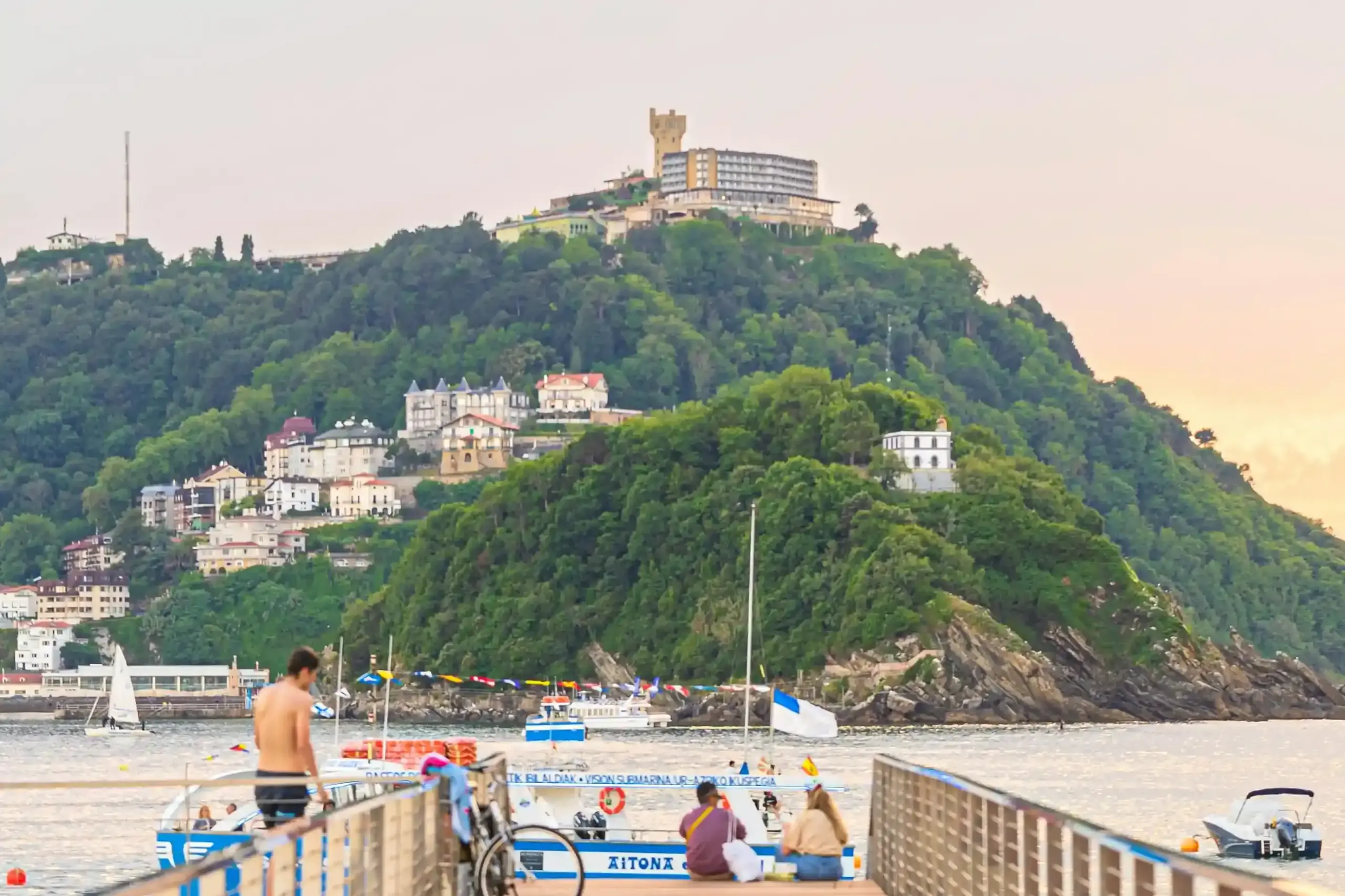 Vista del Monte Igeldo dal porto di San Sebastián con il parco di attrazioni sulla cima