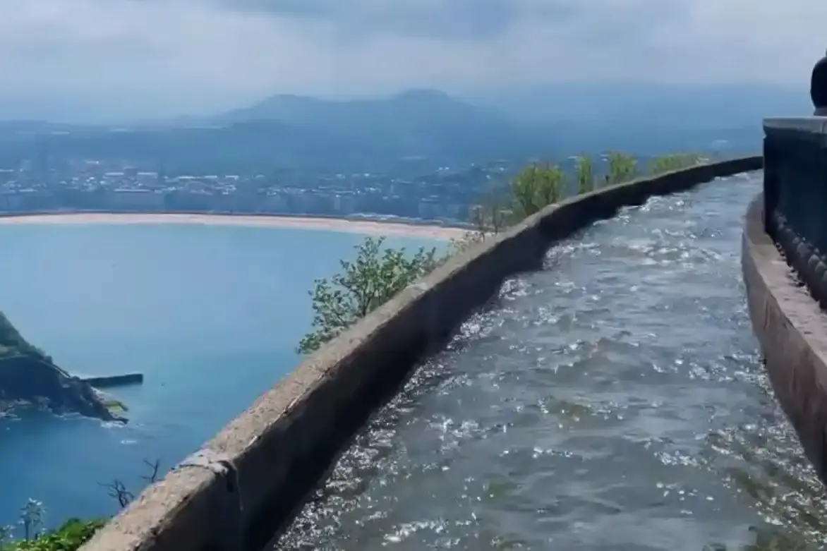 Canale d’acqua del parco di attrazioni del Monte Igeldo con vista sulla baia di San Sebastián