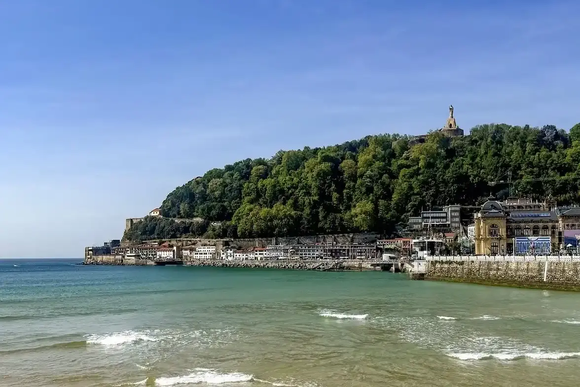 Vista del Monte Urgull e del Municipio di San Sebastián dalla baia della Concha