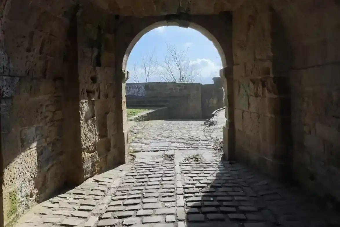 Passaggio in pietra nelle antiche fortificazioni del Monte Urgull a San Sebastián