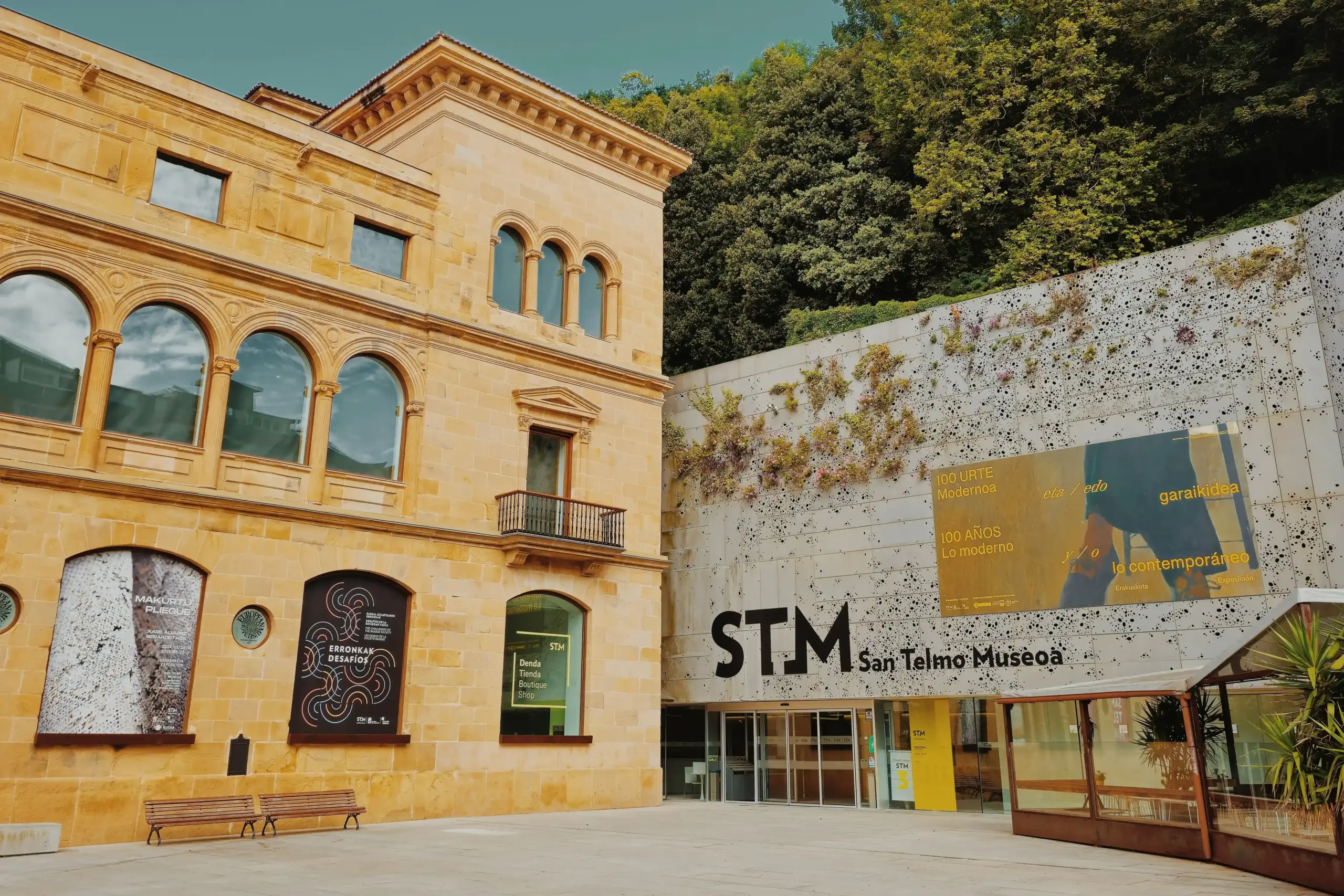 Ingresso del Museo San Telmo a San Sebastián tra edificio storico e architettura contemporanea