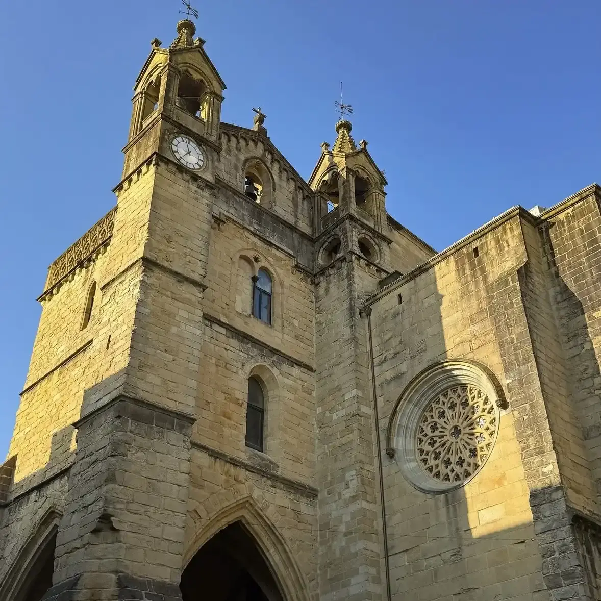 Facciata laterale della chiesa di San Vicente nella Parte Vieja di San Sebastián