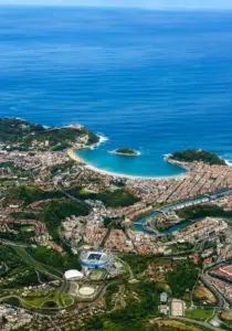 Vista aerea di San Sebastián con la Baia della Concha, l’Isola di Santa Clara e il fiume Urumea