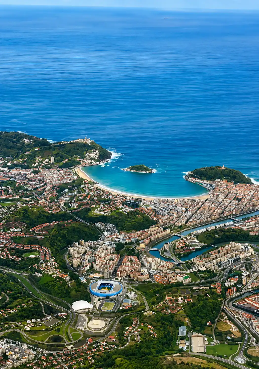 Vista aerea di San Sebastián con la Baia della Concha, l’Isola di Santa Clara e il fiume Urumea