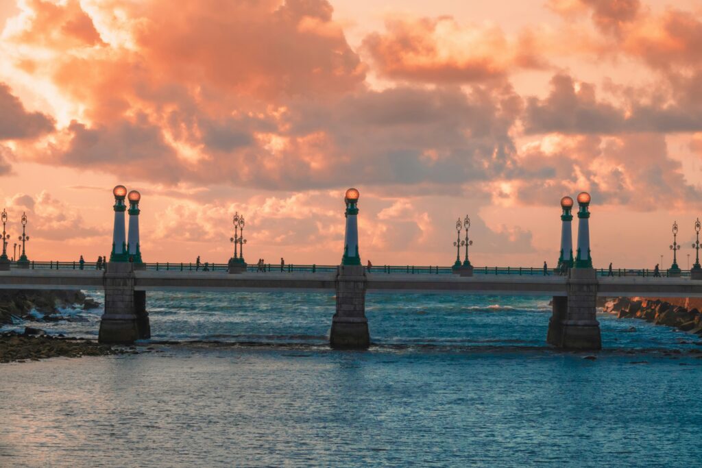 Ponte della Zurriola sul fiume Urumea al tramonto a San Sebastián