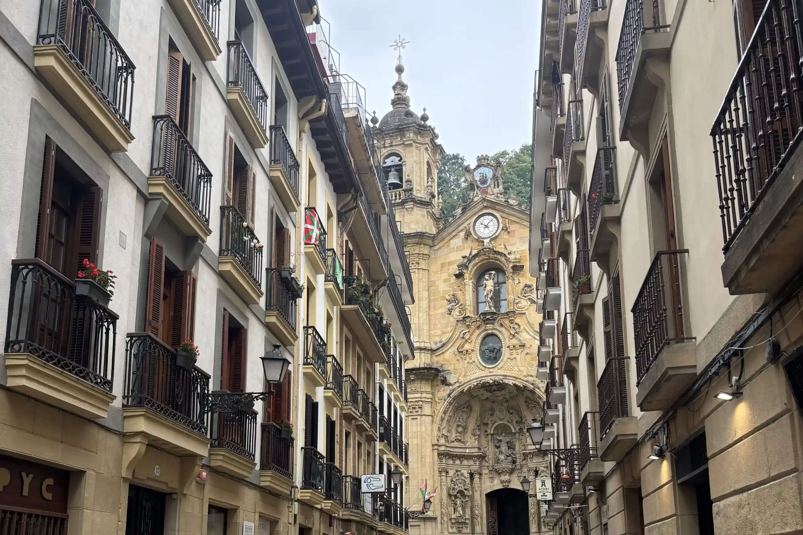 Calle Mayor del Casco Viejo di San Sebastián con la basilica di Santa María del Coro sullo sfondo